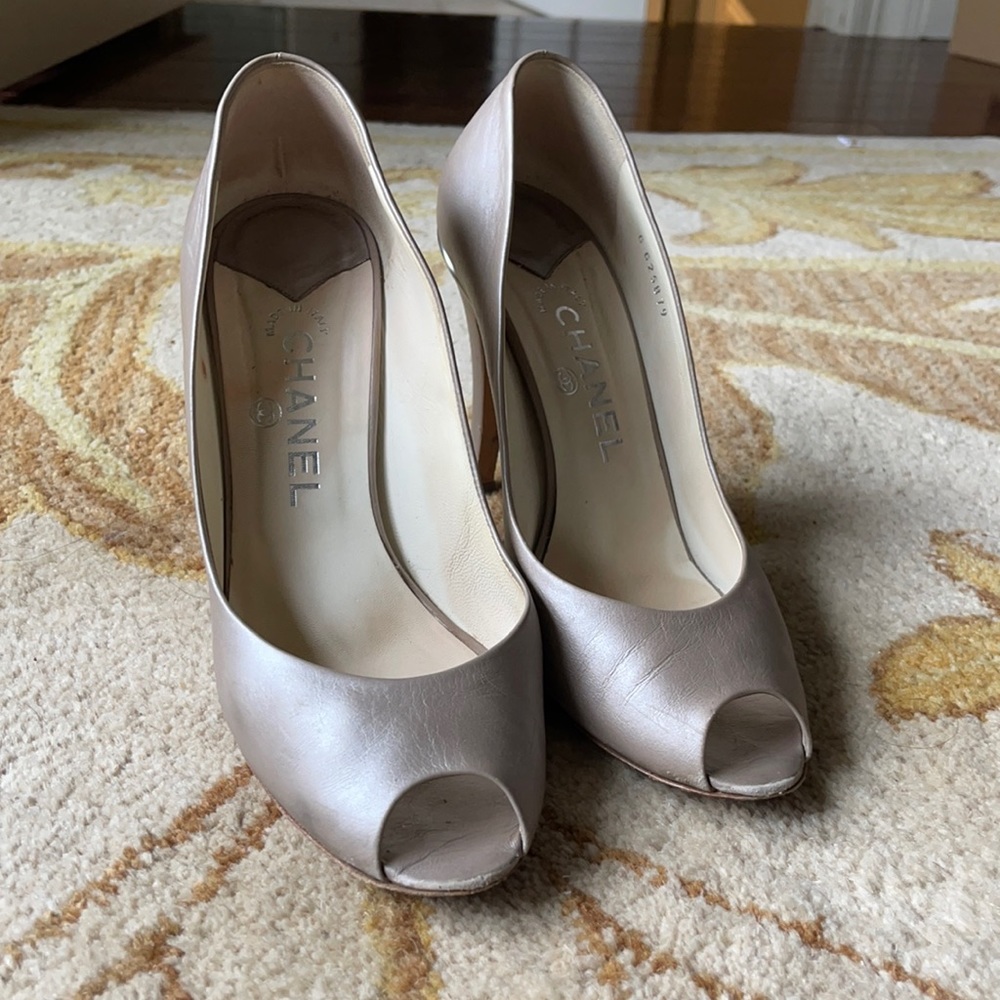 Chanel pumps pearlized leather made in Italy. European size 40 fits US size 8.5